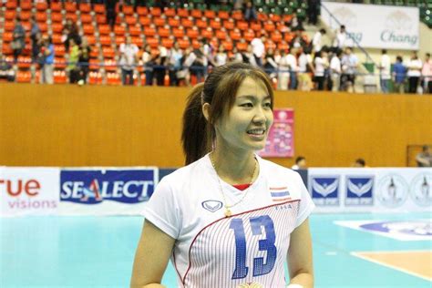 นุศรา ต้อมคำ มือเซตกัปตันทีมวอลเลย์บอลหญิงทีมชาติไทย ยอมรับดีใจที่ประเดิมศึกโอลิมปิกเกมส์ โตเกียว 2020 รอบคัดเลือก โซน. นุศรา ต้อมคำ นักเซตสาวไทย ได้รับรางวัล" มือเซตอันดับ 1 ของโลก