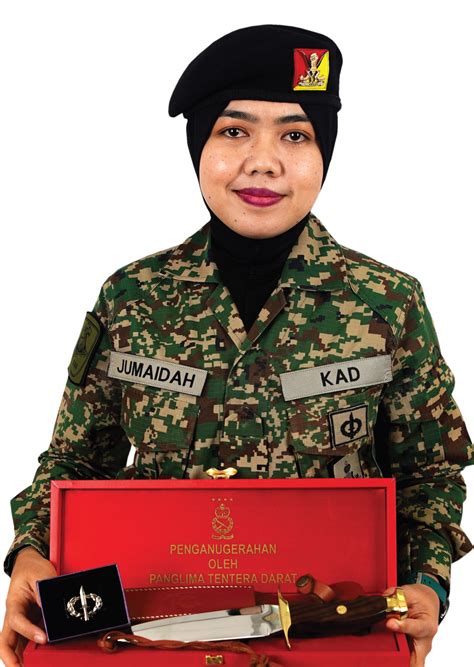 Wanita Td Pertama Terima Anugerah Khas Pisau Ptd Berita Tentera Darat Malaysia