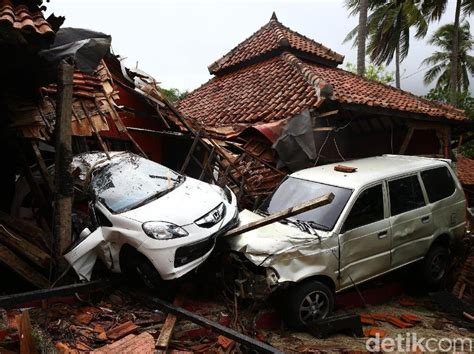 At least 426 people were killed and 14,059 were injured. 7 Fakta Penting Tsunami di Selat Sunda