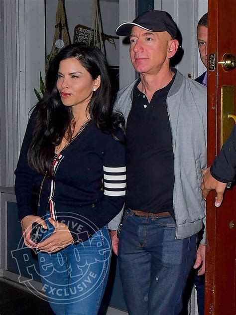 Jeff Bezos Steps Out With Girlfriend Lauren Sanchez La Mer Dubai