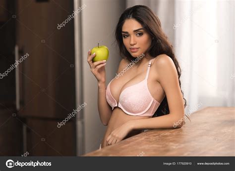 Sexy Joven Mujer Ropa Interior Sosteniendo Verde Manzana Mirando C Mara