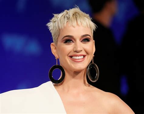 Katy Perry Gives Contestant His First Kiss On American Idol Season