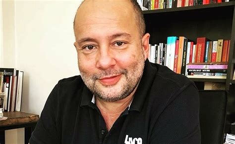 Murat övüç'ün oğlunun trafikte terör estirdiği görüntüler sosyal medyadan büyük tepki almıştı. Murat Övüç'e bir dava da İzzet Çapa'dan