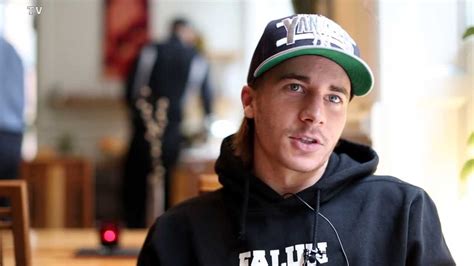 2 de marzo de 1968) es un actor británico de cine, teatro y televisión. Larnö lär känna Alexander Galante Carlström ...