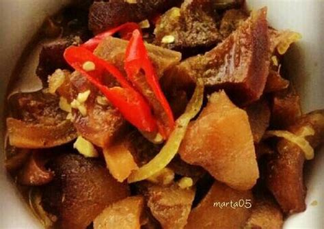 Kebanyakan disajikan masih dalam keadaan panas, karena kalau sudah dingin kuahnya akan mengental. Resep Kikil Sapi Pedas oleh marta05 - Cookpad