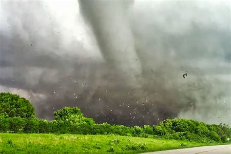 The word tornada derives from the old occitan in which it is the feminine form of tornat, a past participle of the verb tornar (to turn, return). Crazy Video and pictures Of Wednesday Minnesota Tornado