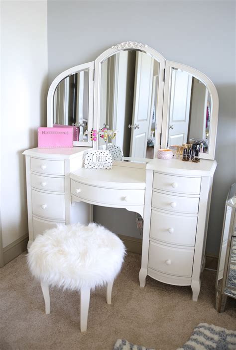 12 Glamorous White And Mirrored Bedroom Vanities And Makeup Tables