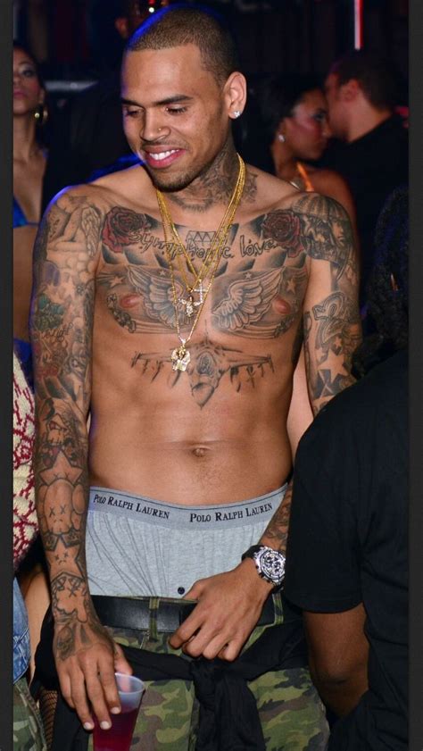 Chris brown's tattoos on his chest, arms, back, neck and legs have grown in number so quickly, that it's getting hard to keep track of them all. Chris Brown | tatuagens | Pinterest | Celebridades e Foros