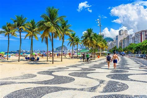 Praia De Copacabana No Rio De Janeiro Caminhe Pelo Calçadão Da
