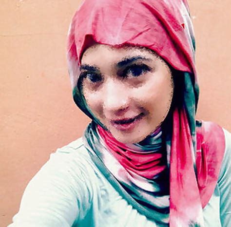 Iya, abis keliling nawarin baju ke pelanggan. rambutnya yang hitam tergerai. Cantiknya Mirip Nabilah Syakieb | Kumpulan cerita dewasa ...