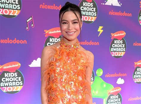 Miranda Cosgrove Reveals She Looks Back On Her Icarly Experience Differently Now Flipboard