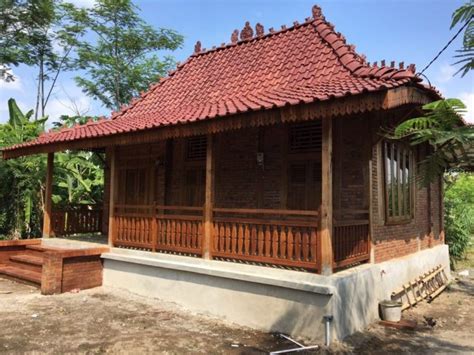 Mayoritas suku yang berada di jawa timur yaitu suku jawa dan beberapa suku lain seperti madura, tengger, bawean, dan osing. 6+ Rumah Adat Jawa Timur (NAMA, PENJELASAN, GAMBAR)