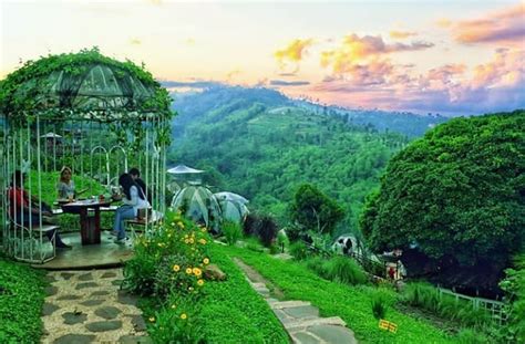 Ada banyak tempat wisata di bandung yang digemari kalangan penikmat perjalanan, mulai dari pesona alamnya yang memikat. Wisata Bandung Terbaru 2020 yang Ngehits | Gerai News