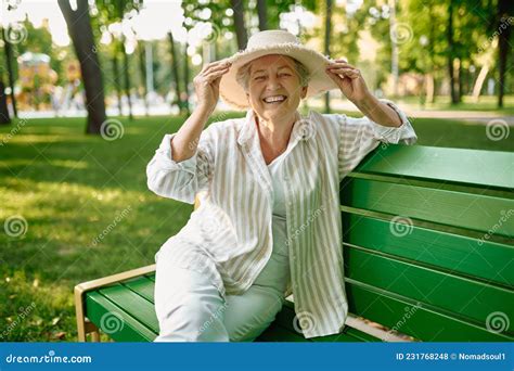 Mamie En Chapeau Assise Sur Le Banc Dans Le Parc Dété Photo Stock Image Du Heureux Extérieur