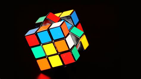 Разноцветный кубик Рубика на черном фоне обои для рабочего стола картинки фото