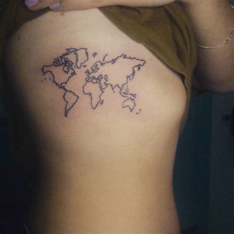 Tatuaje De Un Mapa Del Mundo En El Costado Derecho