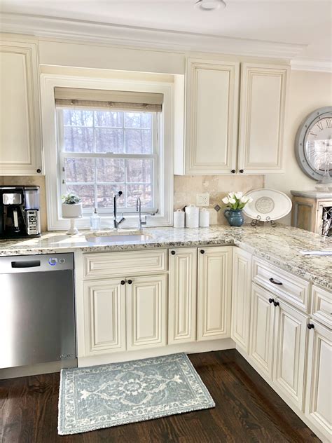 Bright Cozy Kitchen With Spring Decor Kitchen Cabinets And Granite