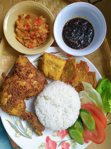 My resepi sebelum anda mulakan ita nak bagi tahu bahawa, ayam untuk hidangan ini perlu di perap semalaman bersama rempah ratus sebelum di goreng. Resepi Ayam Penyet Mudah versi Dapurciksue - Catatan Sue Izza