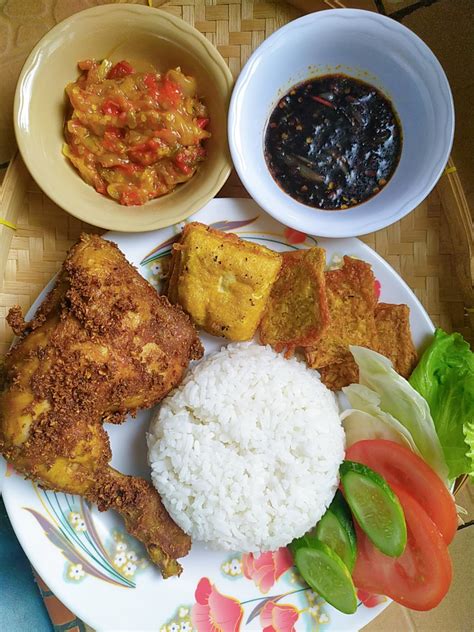 Ayam penyet kremes siap untuk disajikan. Resepi Ayam Penyet Mudah versi Dapurciksue - Catatan Sue Izza