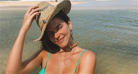Mariana Goldfarb Exibe Corpo Sequinho Em Foto Na Praia E Brinca Na