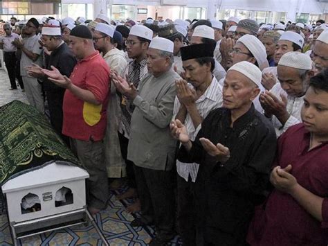 His eldest son, mohamad yusri abu hassan, 45, said although his father had a stern disposition, he had a cheerful personality and a great sense of humour. Datuk Seri Abu Hassan Din Al-Hafiz Meninggal Dunia