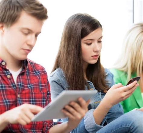 Teknologi dibuat untuk memudahkan kehidupan manusia. Cara Menanggulangi Dampak Negatif Internet Terhadap ...