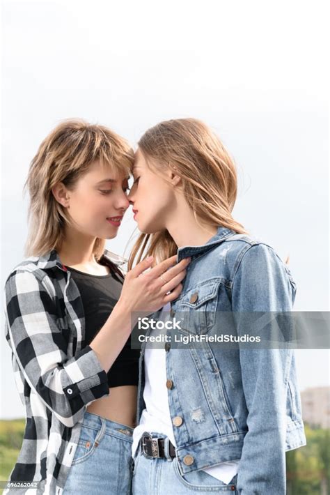 Photo Libre De Droit De Jeune Couple De Lesbiennes Sembrasser Avec Les