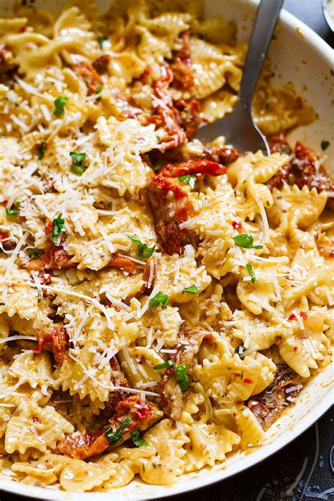 A creamy, slightly spicy, rich sauce with super sunshiney here's what you'll need to make this sundried tomato pesto pasta with cajun chicken: Creamy Sun-Dried Tomato Pasta — Eatwell101