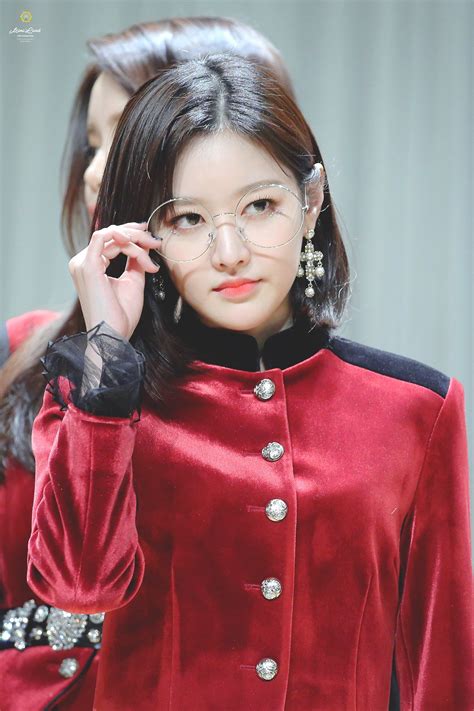 Besides short hair, long hair is still famous in 2020 for female kpop hairstyle. 우너(@woonerssi) 님 | 트위터 180222 영등포 팬싸인회 | Kpop short hair ...