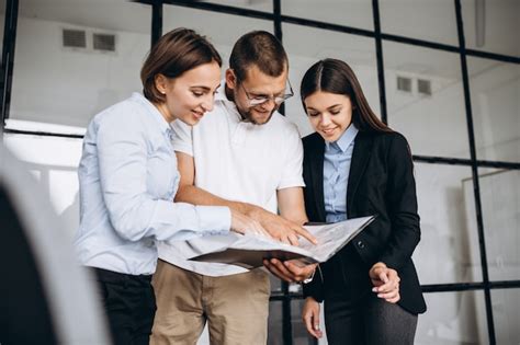 Grupo De Personas Trabajando En Un Plan De Negocios En Una Oficina