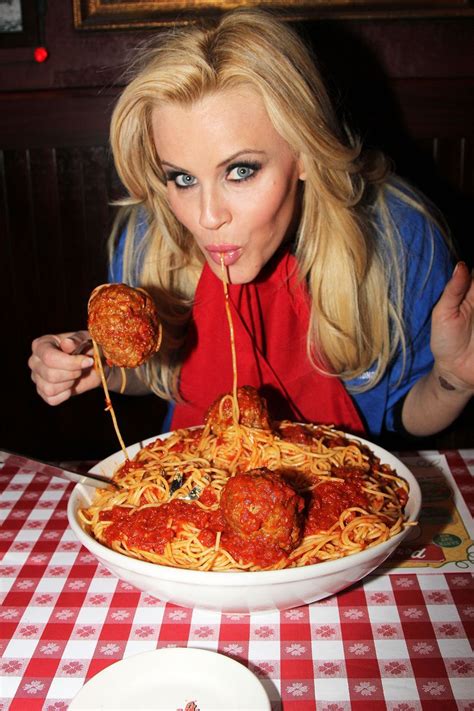 16 Photos Of Celebrities Having The Best Time Eating Pasta Best Spaghetti Sauce Food Pasta