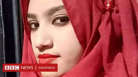 Pengungsi rohingya menunggu di kapal angkatan laut untuk diangkut ke pulau terpencil di teluk benggala, di chittagong, bangladesh, selasa, 29 desember 2020. Seorang perempuan di Bangladesh dibakar sampai mati karena ...