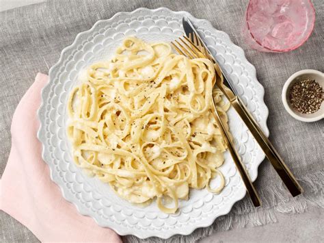 Assuming the 4 servings, using these substitutions drops the calories per serving by 85 and drops the fat by 11.8 grams. Alfredo Sauce Using Cream Cheese / Alfredo Sauce With ...