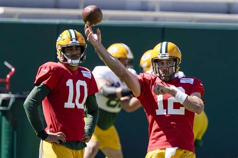 No Drama As Aaron Rodgers Shows Jordan Love The Nfl Ropes