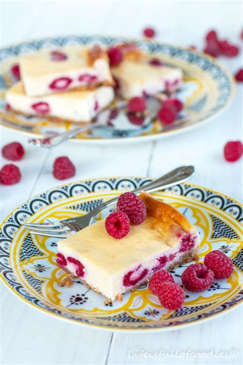 Das rollen des biskuitbodens erfordert etwas übung, die füllung ist leicht und schnell. Ricotta-Käsekuchen mit Himbeeren - Life Is Full Of Goodies