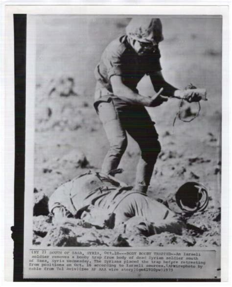 1973 Arab Israeli War Idf Soldier Removes Booby Trap Dead Syrian News