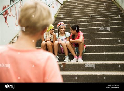 Personen Sitzen Treppe Hinten Fotos Und Bildmaterial In Hoher