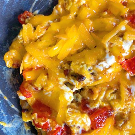 Spicy And Easy Cheesy Scrambled Eggs The 2 Spoons