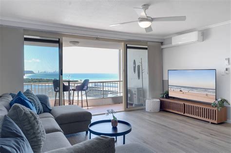 Coastal Views Await - Luxurious 2BR Retreat - Home Rental in Currumbin