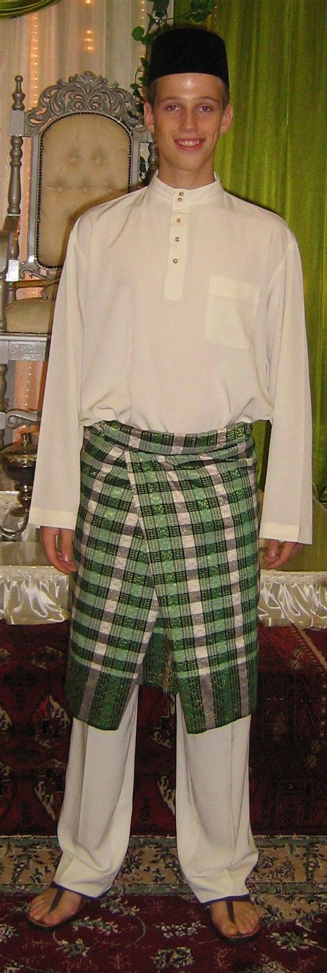‏ باجو کوروڠ ‎ ‎) ialah pakaian tradisional untuk wanita melayu.baju kurung terbahagi kepada dua iaitu baju kurung lelaki dan baju kurung perempuan. File:Baju melayu.jpg - Wikimedia Commons