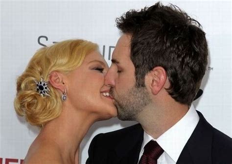 Kissing Celebrities Pics