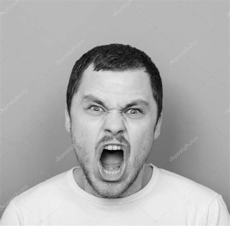 Retrato De Hombre Enojado Gritando P Monocromo O Blanco Y Negro
