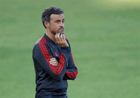 Архивировано 28 июня 2012 года. Luis Enrique resigns as Spain coach for personal reasons ...