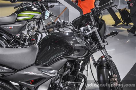 New 2017 honda unicorn 150 price in india. Honda CB Unicorn 150 fuel tank at Auto Expo 2016