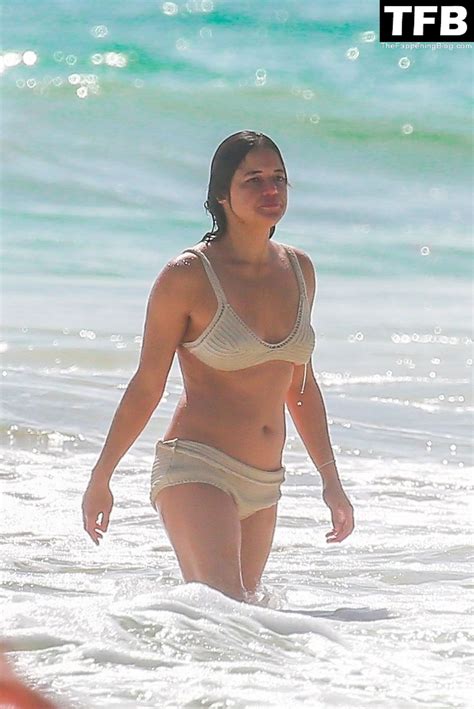 米歇尔罗德里格斯 Michelle Rodriguez 与神秘女子在海滩上时衣柜出现故障