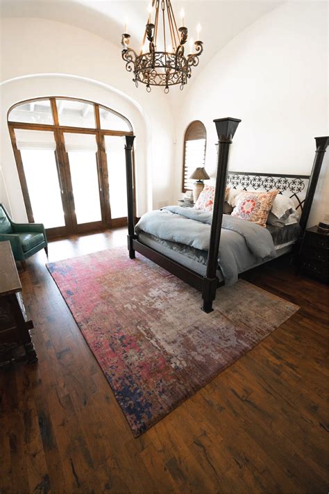 Will support the receiving supervisor in managing the daily freight schedule based on customer and inventory needs.major responsibilities. Spanish Style Bedroom | Mesquite Hardwood Floors | Colorful Area Rug | Yatak odası, Yatak