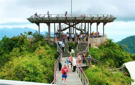 Completed in the year 2005, the 1.8 metre wide bridge begins at the oriental village at the footsteps of the machincang mountain ranges. Panorama Langkawi Cable Car. Letterlijk hoogtepunt op ...