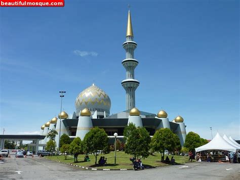 With tunku abdul rahman park bordering one side and the south kota kinabalu city is the capital of sabah and rests under the vigilant eye of the kingly mount kinabalu. World Beautiful Mosques Pictures