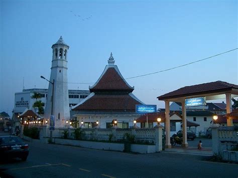 Pembinaan masjid kampung hulu telah ditugaskan kepada seorang kapitan mualaf dari china iaitu datuk harun @ aroom abdullah. Rindu Masjid: Masjid Kampung Hulu Malaka, Malaysia