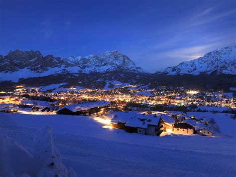 The ski resort cortina d'ampezzo is located in cortina d'ampezzo ( italy , venetia (veneto) note: Cortina d'Ampezzo (Veneto) | Wintersport